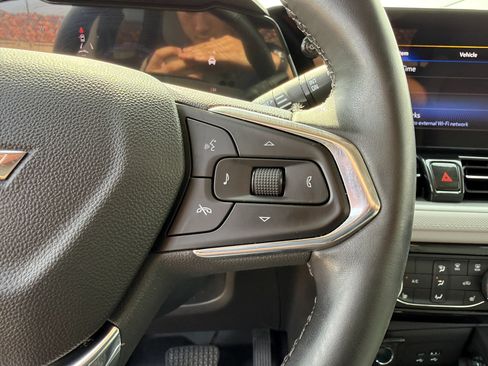 Used 2025 Chevrolet TrailBlazer LT w/ LT Cold Weather Package FWD image 14