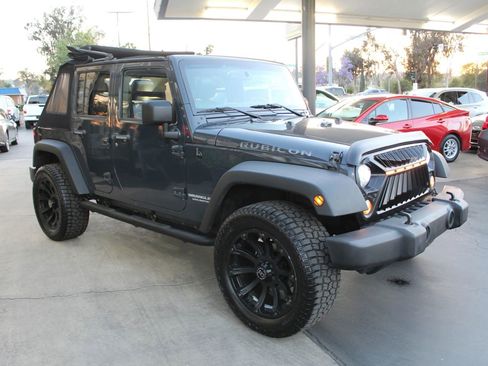 Used 2017 Jeep Wrangler Unlimited Rubicon w/ Connectivity Group AWD/4WD image 38