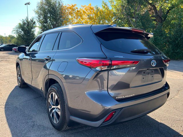 Used 2021 Toyota Highlander XLE AWD/4WD image 3
