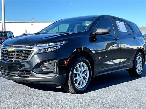 Used 2022 Chevrolet Equinox LS w/ LS Convenience Package image 2