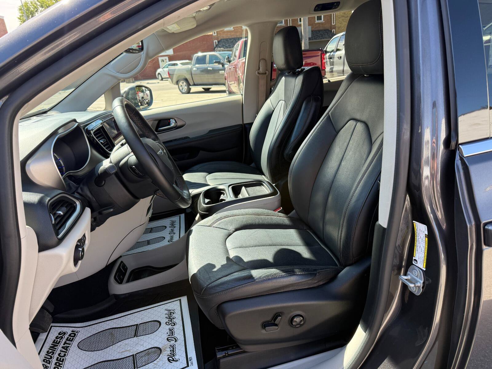 Used 2020 Chrysler Pacifica Touring-L w/ Premium Audio Group FWD image 10