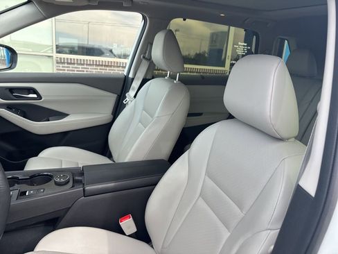 Used 2023 Nissan Rogue SV w/ SV Premium B Package image 11