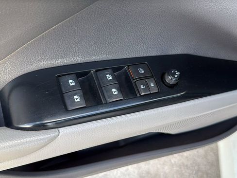 Used 2018 Toyota Camry L image 19