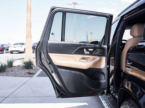 Used 2025 Mercedes-Benz GLS 580 4MATIC image 15