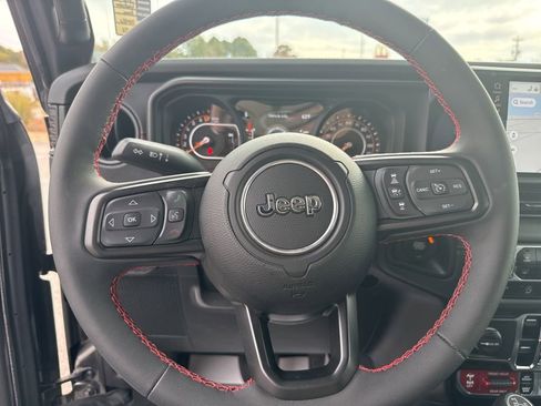 Used 2024 Jeep Gladiator Rubicon image 16