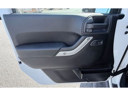 Used 2014 Jeep Wrangler Unlimited Rubicon w/ Connectivity Group AWD/4WD image 23
