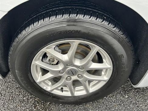 Used 2024 Chrysler Pacifica Touring-L image 26