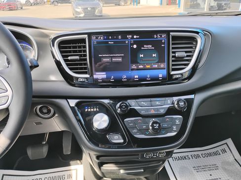 Used 2025 Chrysler Pacifica Select FWD image 8