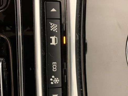 Used 2018 Jaguar F-PACE Premium image 26