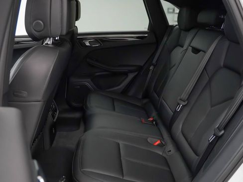 Certified 2026 Porsche Macan AWD/4WD image 18