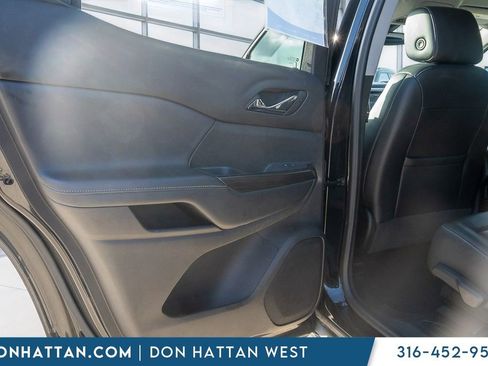 Used 2021 GMC Acadia SLT AWD/4WD image 18