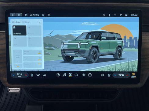 Used 2025 Rivian R1S Premium image 19