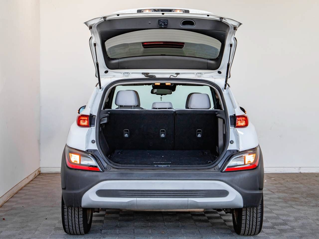 Used 2023 Hyundai Kona SEL w/ Cargo Package FWD image 5
