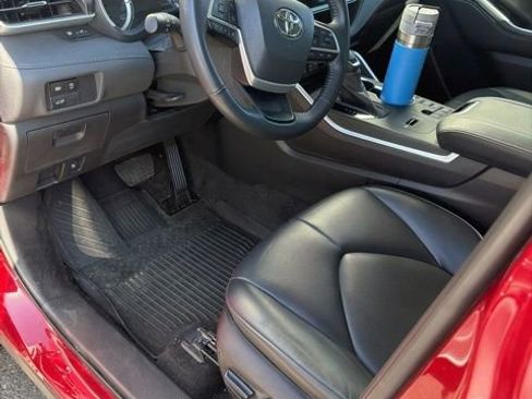 Used 2023 Toyota Highlander XLE image 2