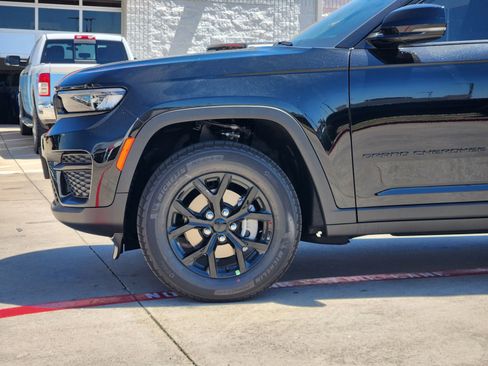 New 2025 Jeep Grand Cherokee Altitude image 7