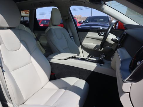 Used 2020 Volvo XC60 T5 Momentum image 32