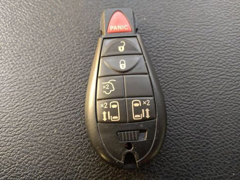 Used 2016 Dodge Grand Caravan SXT w/ Rear Park Assist Package image 32