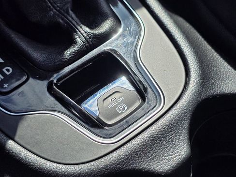 Used 2019 Jeep Cherokee Limited FWD image 45