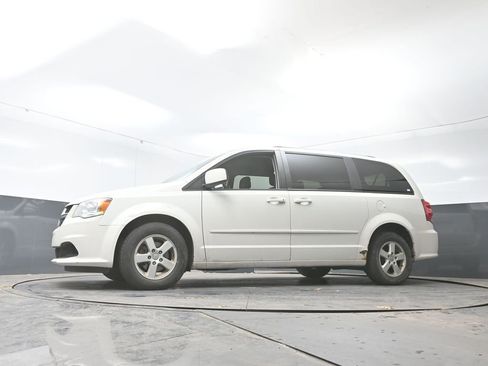 Used 2013 Dodge Grand Caravan SXT image 27
