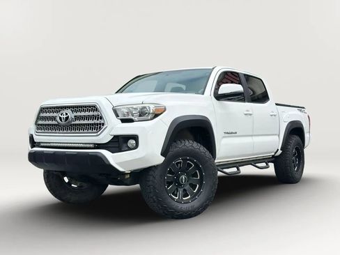 Used 2017 Toyota Tacoma TRD Off-Road RWD image 19