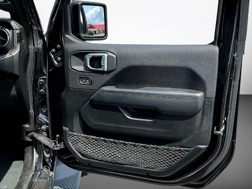 Used 2022 Jeep Wrangler Unlimited Sahara AWD/4WD image 27