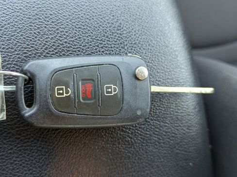 Used 2013 Kia Soul ! FWD image 28
