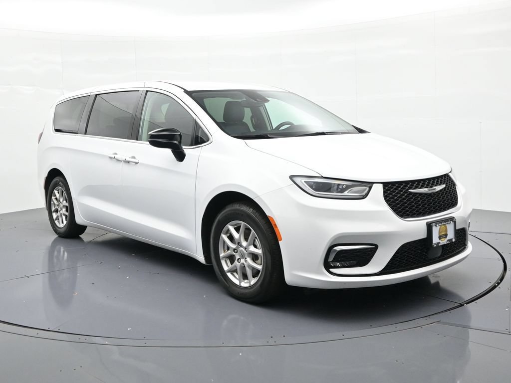 Used 2024 Chrysler Pacifica Touring-L FWD image 4