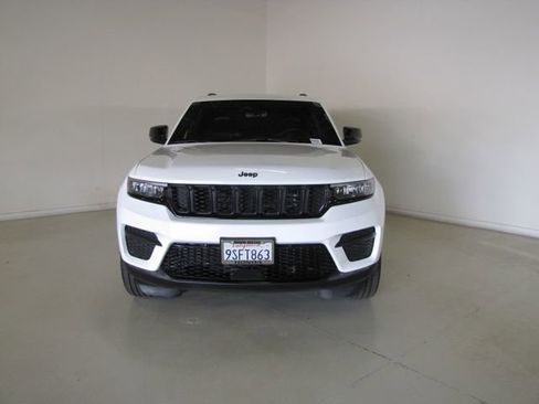 Used 2025 Jeep Grand Cherokee Altitude image 2