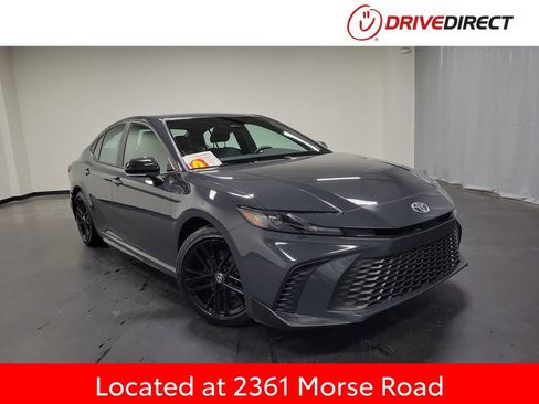 Used 2025 Toyota Camry SE image 1