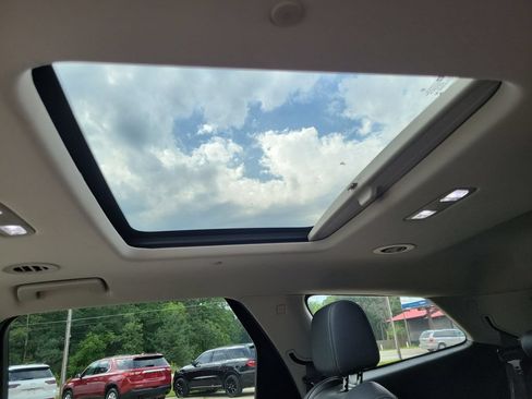 Used 2019 Buick Enclave Essence AWD/4WD image 17