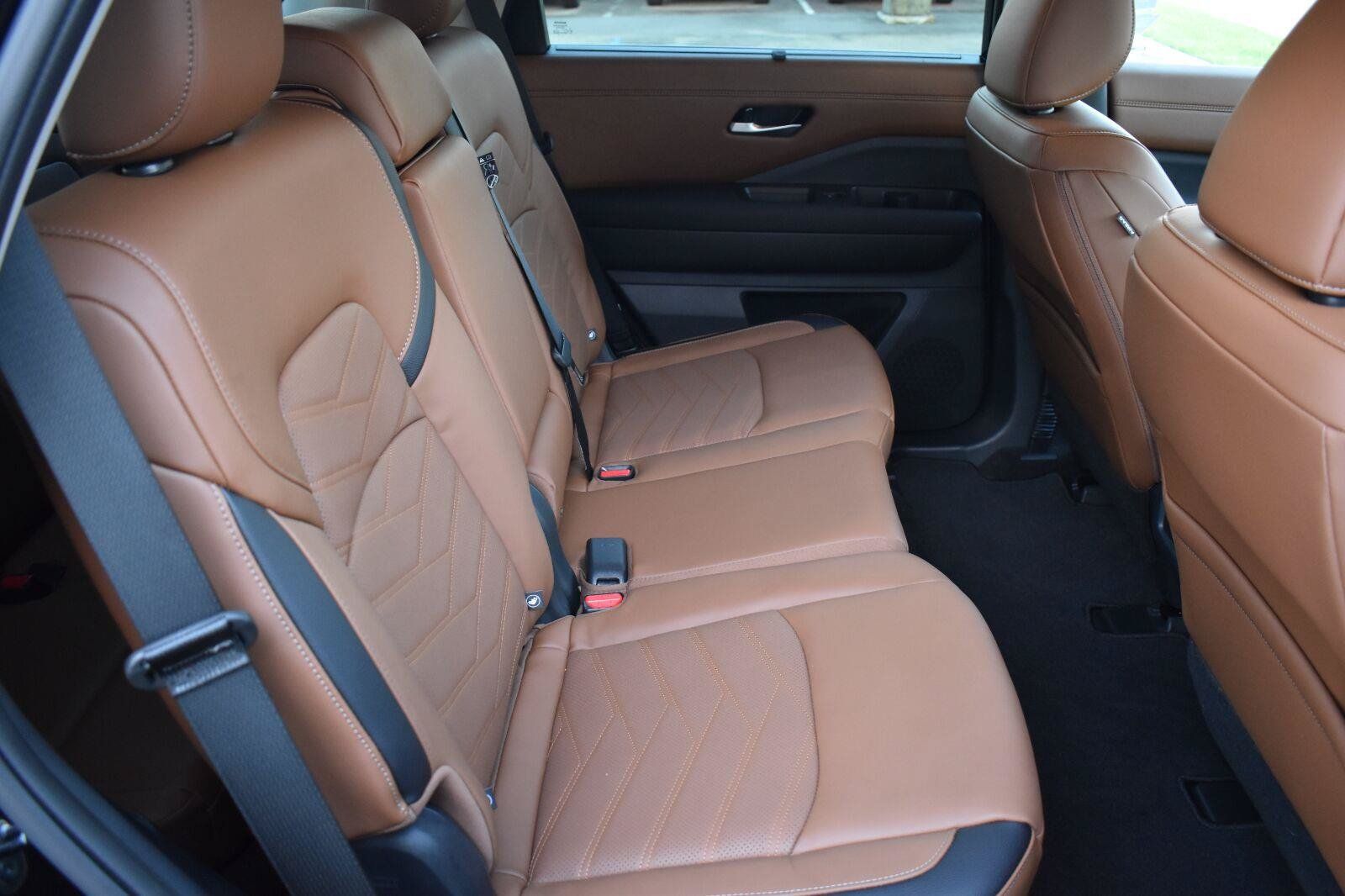 Used 2025 Nissan Pathfinder Platinum w/ Black Appearance Package FWD image 70