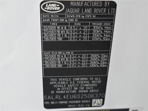 Used 2025 Land Rover Discovery Dynamic SE image 36