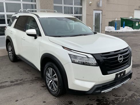 Used 2024 Nissan Pathfinder SL w/ Black Appearance Package image 3