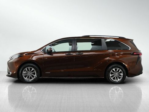 Used 2021 Toyota Sienna XLE w/ XLE Plus Package AWD/4WD image 2