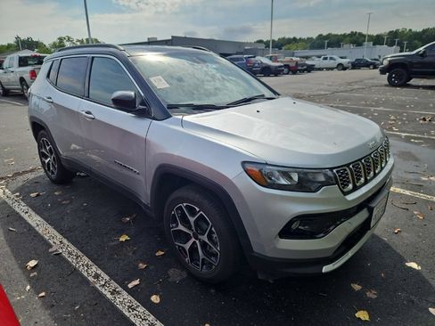 Used 2025 Jeep Compass Limited AWD/4WD image 3