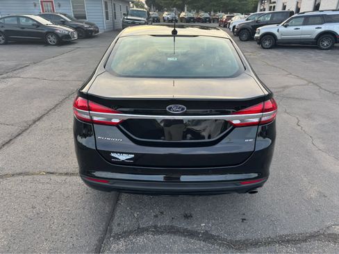 Used 2017 Ford Fusion SE w/ Fusion SE Technology Package image 4