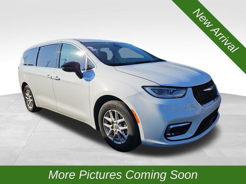 Used 2024 Chrysler Pacifica Touring-L image 1
