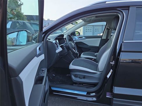 New 2026 Volkswagen Taos SE FWD image 14