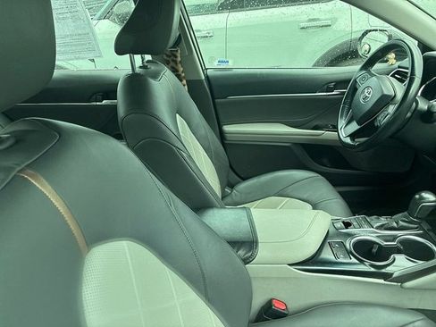 Used 2018 Toyota Camry XLE FWD image 19