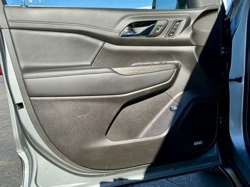 Used 2023 GMC Acadia SLT w/ Technology Package image 41