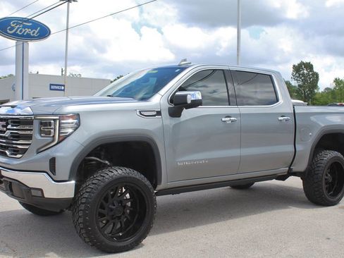 Used 2023 GMC Sierra 1500 SLT AWD/4WD image 2