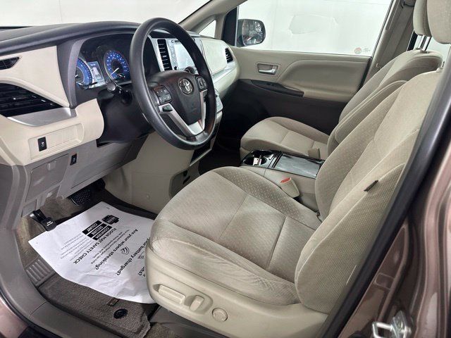 Used 2018 Toyota Sienna LE w/ Carpet Mat Package AWD/4WD image 17