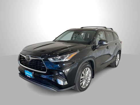 Used 2024 Toyota Highlander Platinum image 1