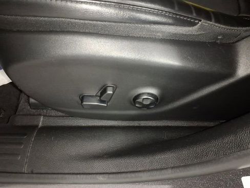 Used 2019 Jeep Cherokee Latitude Plus w/ Comfort/Convenience Group image 13