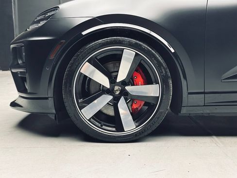 Used 2024 Porsche Macan Turbo Electric AWD/4WD image 40