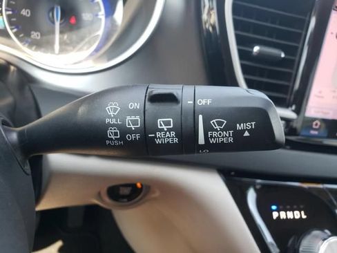 Used 2024 Chrysler Pacifica Touring-L FWD image 28