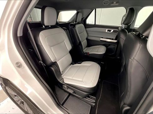 Used 2021 Ford Explorer XLT w/ Equipment Group 202A RWD image 18