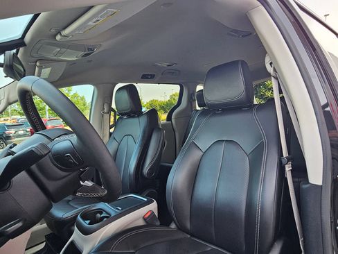 Used 2023 Chrysler Pacifica Touring-L FWD image 21