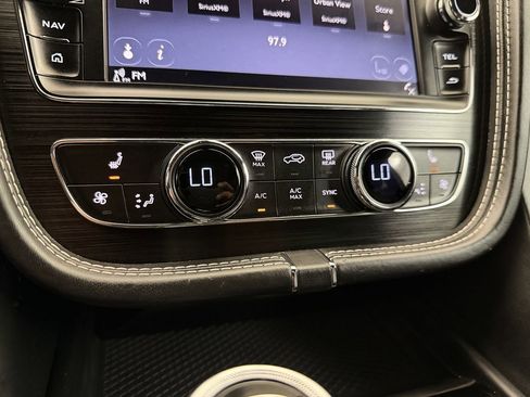 Used 2017 Bentley Bentayga AWD/4WD image 30