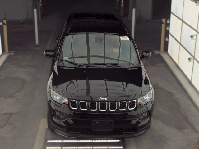 Used 2025 Jeep Compass Latitude AWD/4WD image 2